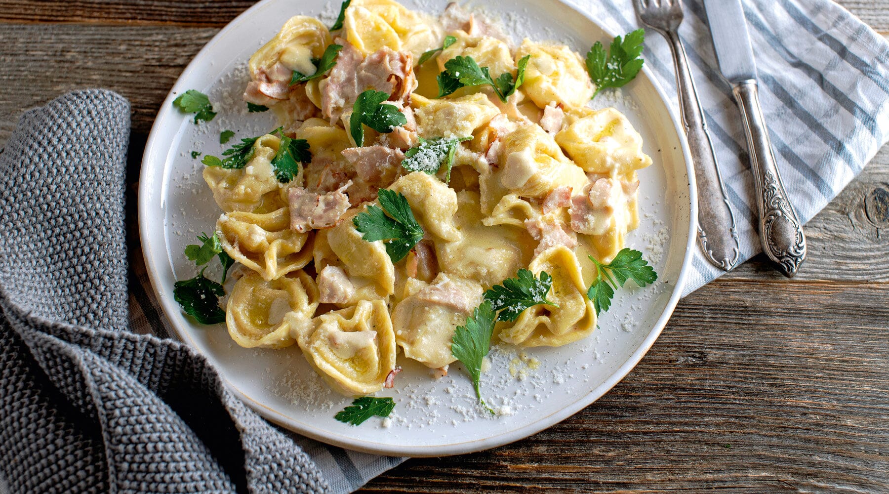 Tortellini-Auflauf mit Schinken und Sahnesoße Rezept